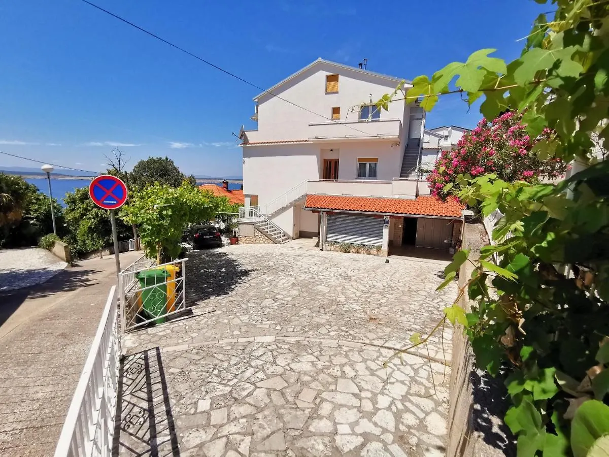 Apartments Maja location